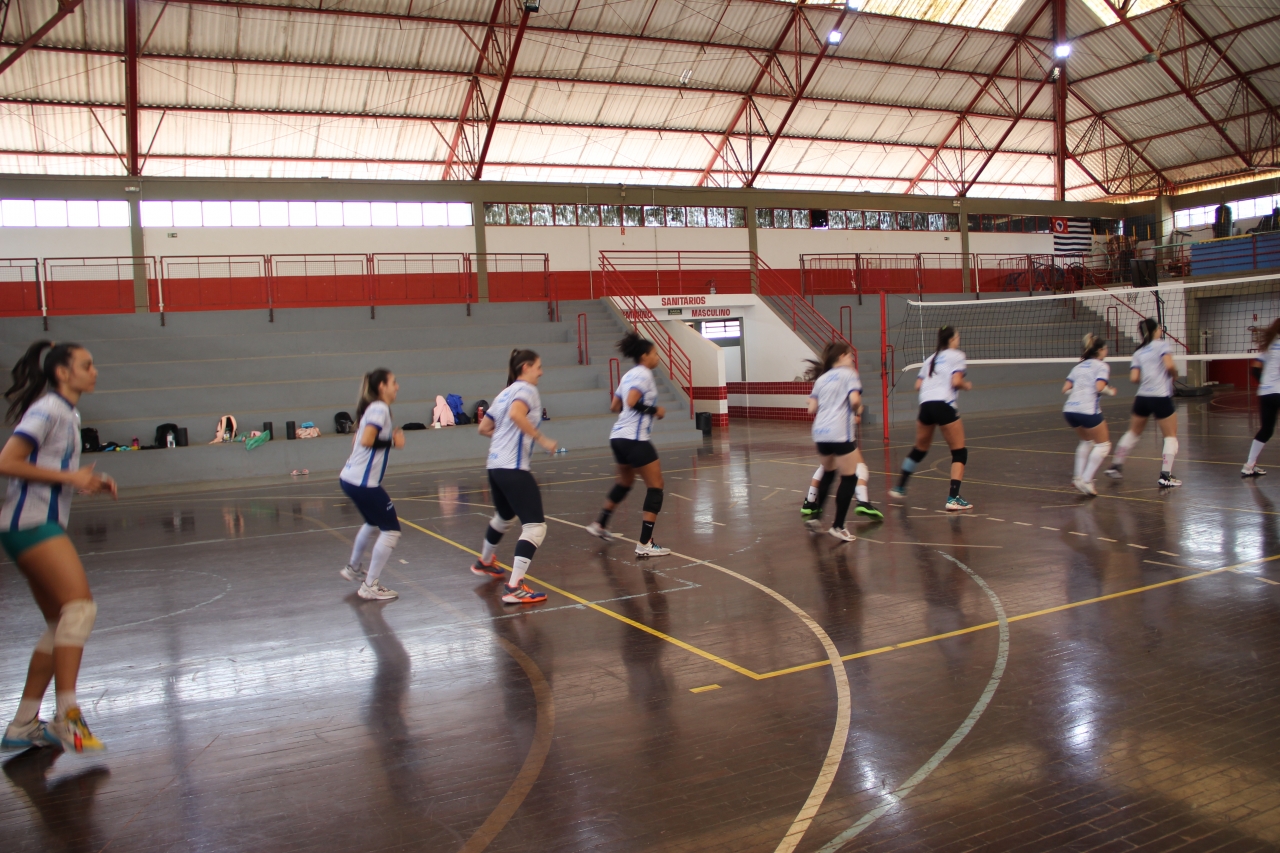 DESAFIO - Vôlei feminino de Louveira inicia jogos da Super Liga C no Rio de  Janeiro