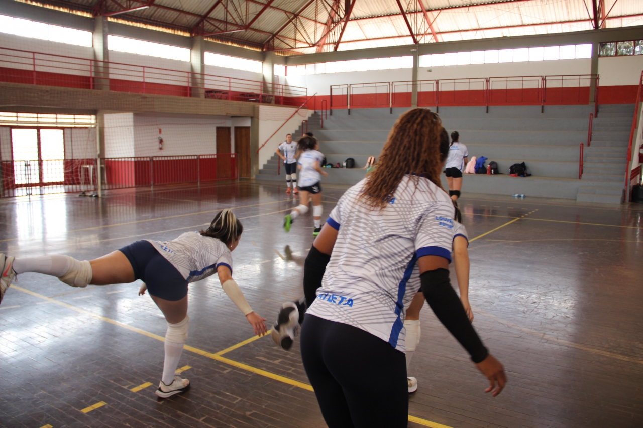 DESAFIO - Vôlei feminino de Louveira inicia jogos da Super Liga C no Rio de  Janeiro