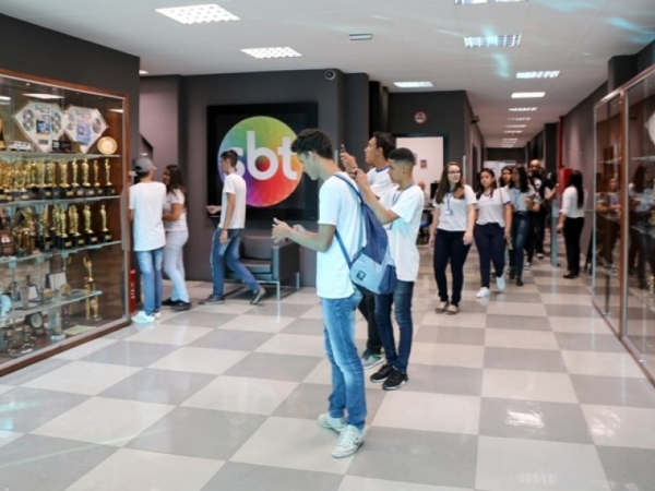 Alunos do PET Visitam SBT 02.jpg