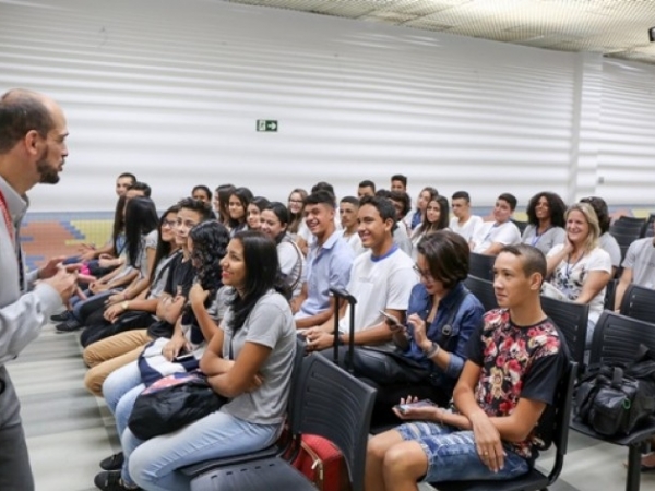 Alunos do PET Visitam SBT 07.jpg