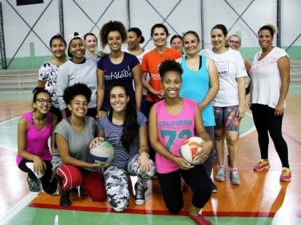 Aulas de vôlei no Jardim Esmeralda 05.jpg