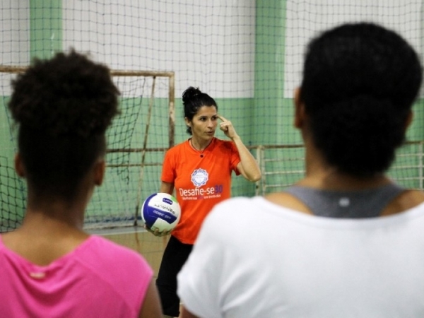 Aulas de vôlei no Jardim Esmeralda 04.jpg