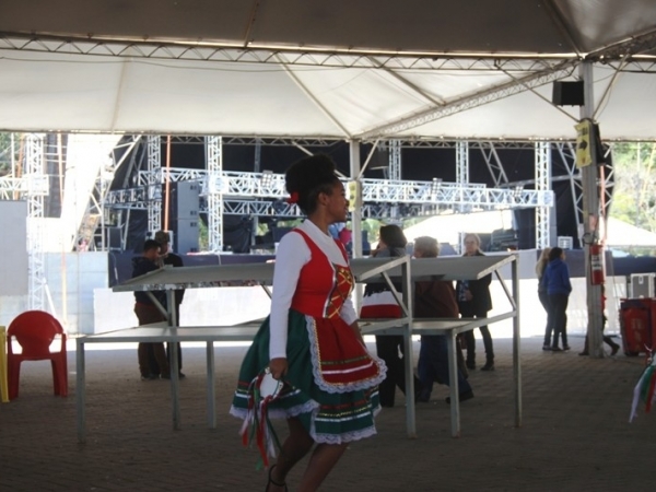 dança pisa da uva 02.JPG