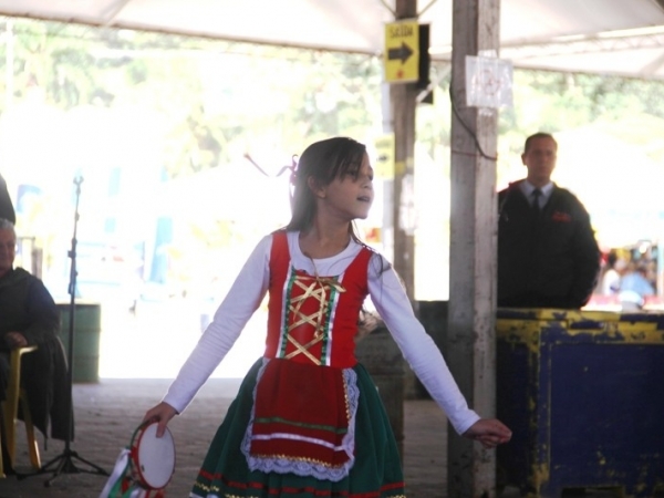 dança pisa da uva 04.JPG