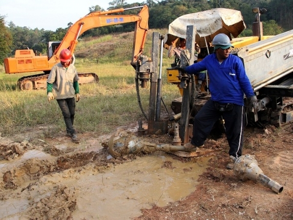 Obra amplia rede de esgoto 03.jpg