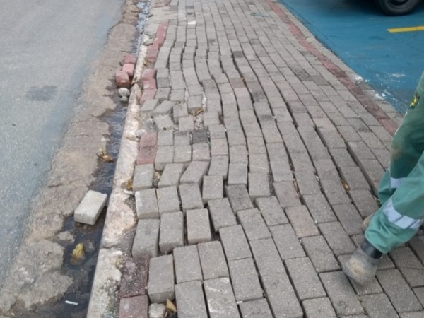 Manutenção calçada Av. José Niero (antes)