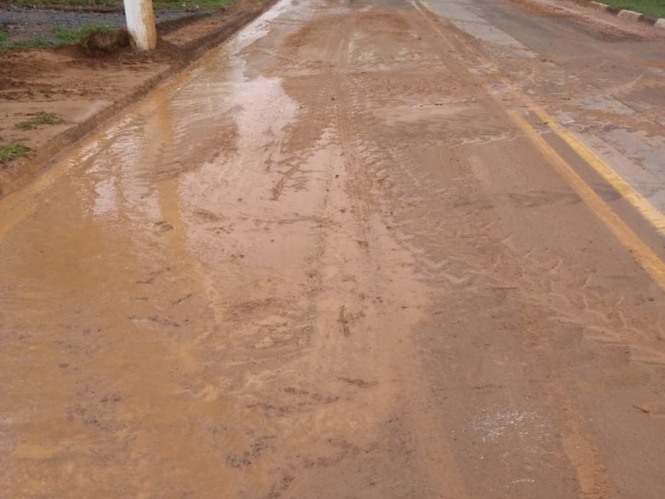 Estrada Miguel Bossi após forte chuva (antes)