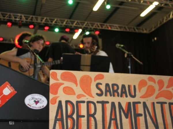 7.ª edição do Sarau Abertamente traz música, improviso e teatro001.JPG