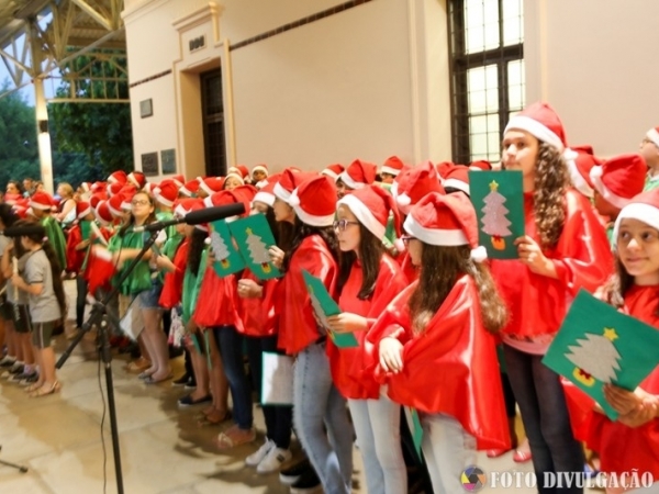 Alunos das escolas municipais apresentam coral com músicas natalinas em inglês004.jpg