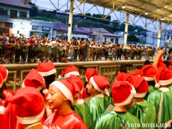 Alunos das escolas municipais apresentam coral com músicas natalinas em inglês 002.jpg