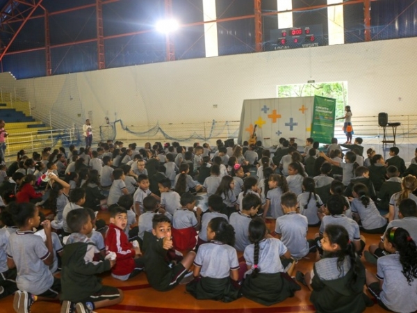 Alunos da Rede Municipal prestigiam apresentação teatral no CEIL Bairro 01.jpg