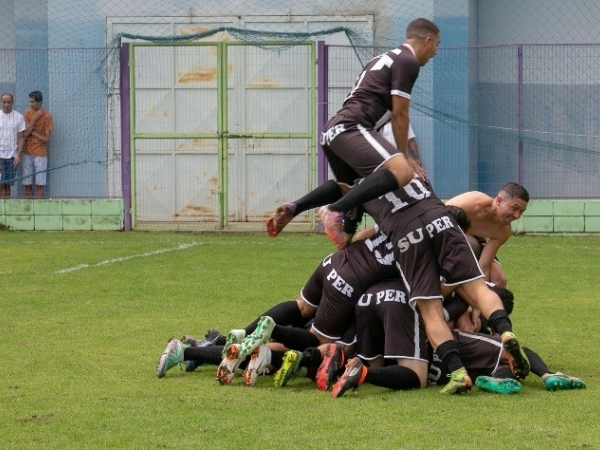 Super FCLanchonete Avenida vence Piauí FC na 16.ª Copa Louveira de Futebol Amador 011.jpg