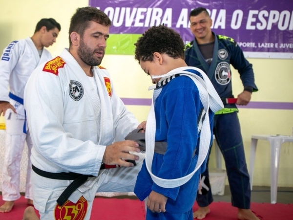 Centro de Excelência em Artes Marciais sedia troca de faixas de jiu-jítsu03.jpg