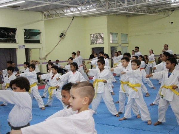 Alunos das escolinhas de karatê trocam faixas em noite de graduação022.JPG