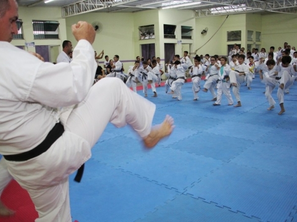 Alunos das escolinhas de karatê trocam faixas em noite de graduação017.JPG