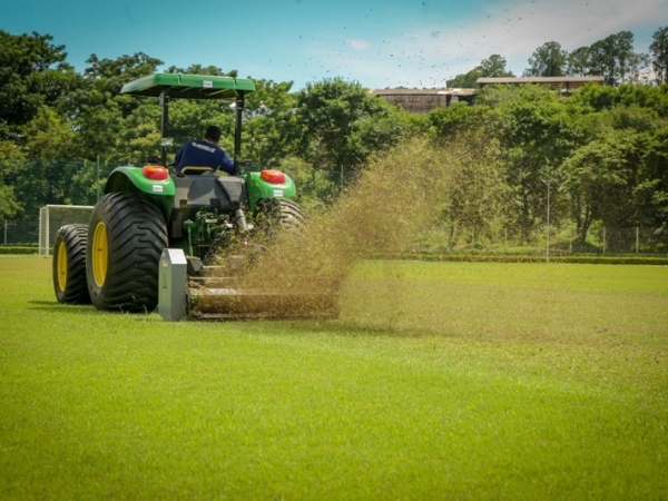 Gramados do Estádio Municipal e CEIL recebem manutenção para oferecer lazer e qualidade de vida01.jpg