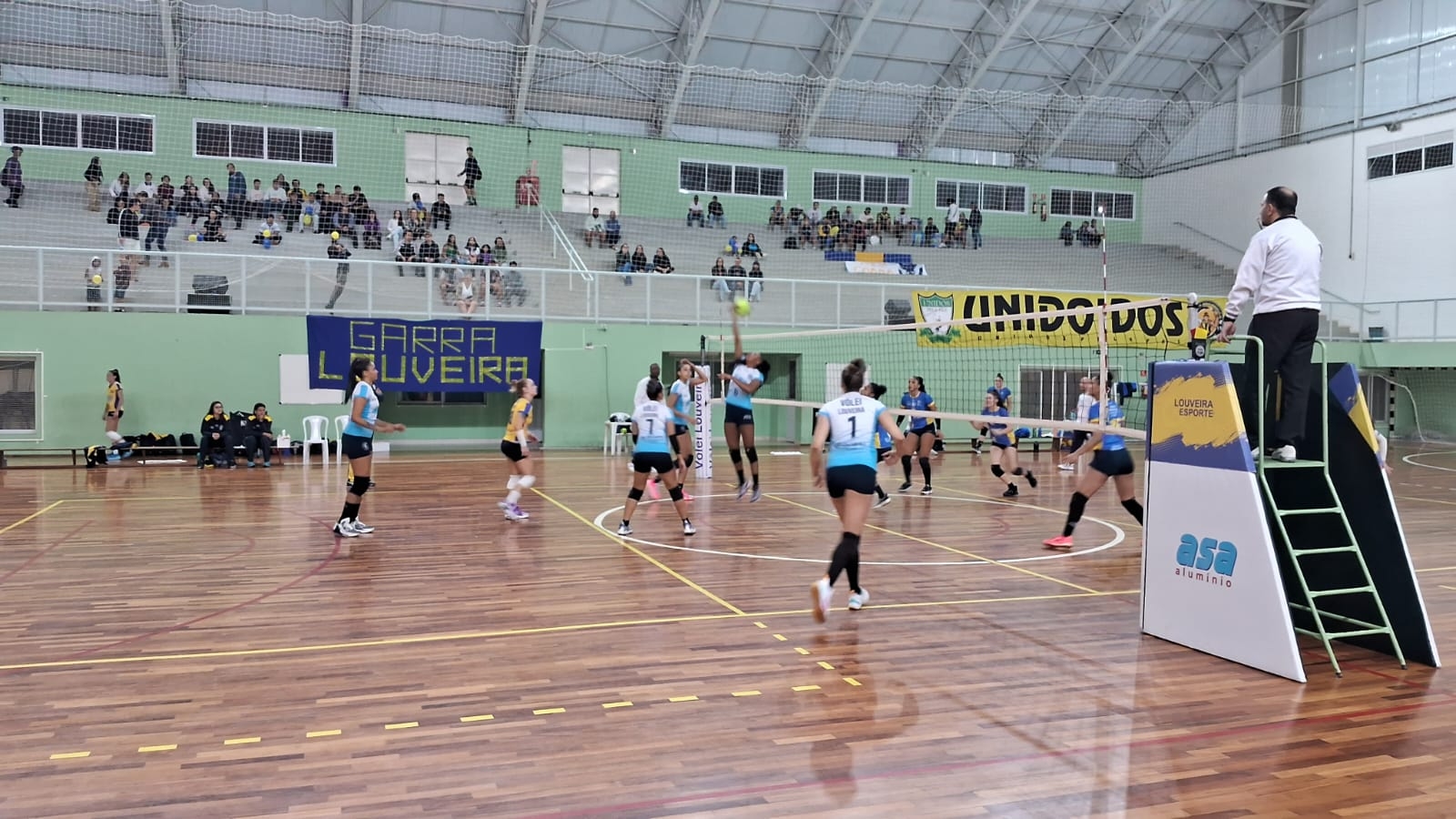 Equipe de Vôlei feminino de Louveira entra em quadra nesta quarta