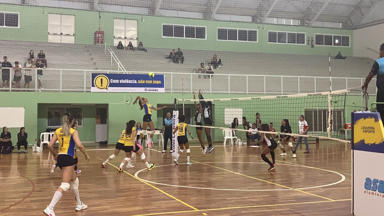 Equipe de Vôlei feminino de Louveira entra em quadra nesta quarta