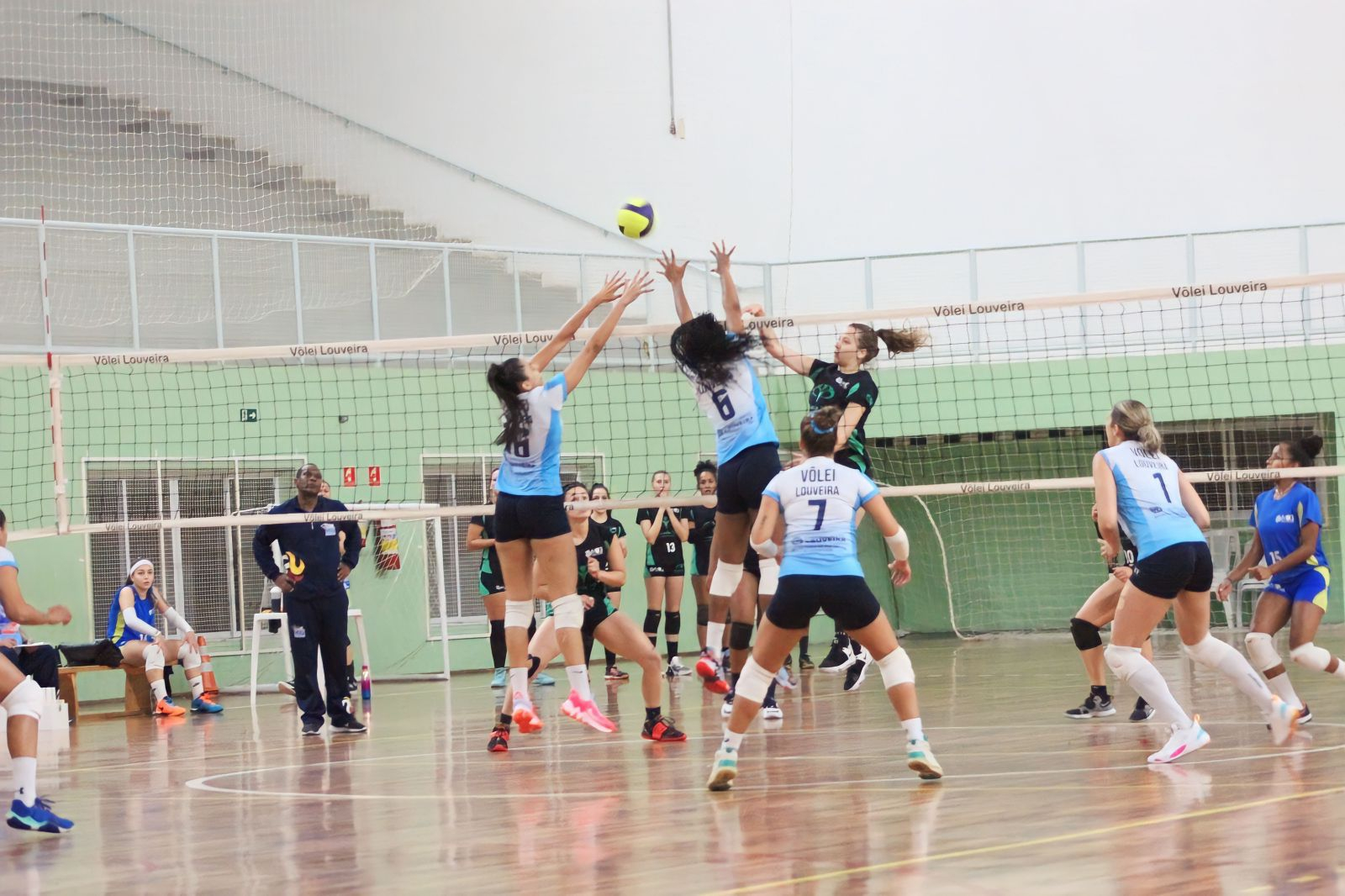 DESAFIO - Vôlei feminino de Louveira inicia jogos da Super Liga C no Rio de  Janeiro